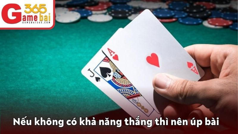 Nếu thấy không có khả năng thắng thì bạn nên chọn quyền úp bài